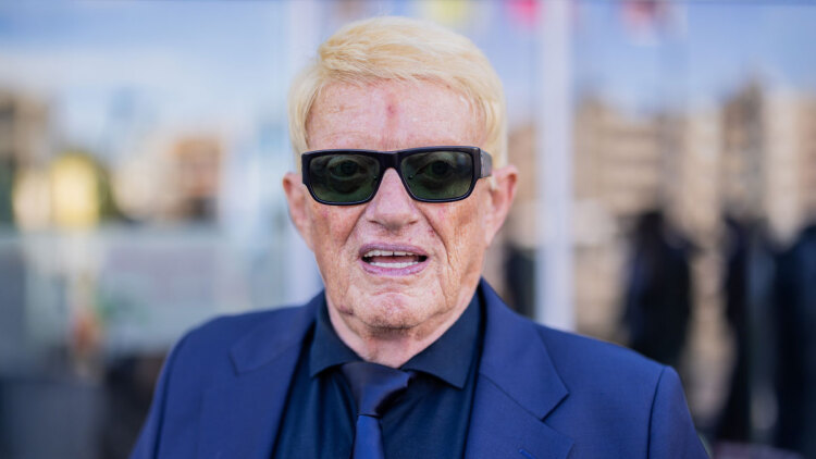 Γιατί ο Γερμανός σταρ με το αμφιλεγόμενο παρελθόν Heino «τρέχει» στα δικαστήρια το ακροδεξιό AfD
