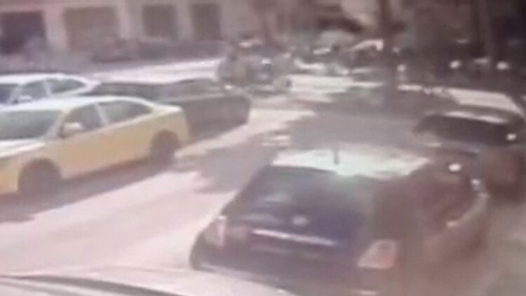 Η ΕΛΑΣ αναζητεί τον οδηγό της μηχανής που παρέσυρε την 16χρονη στη Λιοσίων, βίντεο από τη στιγμή του τροχαίου