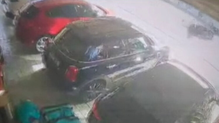 Δήλωσαν ψεύτικη κλοπή της μηχανής που παρέσυρε και εγκατέλειψε την 16χρονη στη Λιοσίων - Παρουσιάστηκε ο οδηγός, η μαρτυρία που οδήγησε στην ταυτοποίησή του