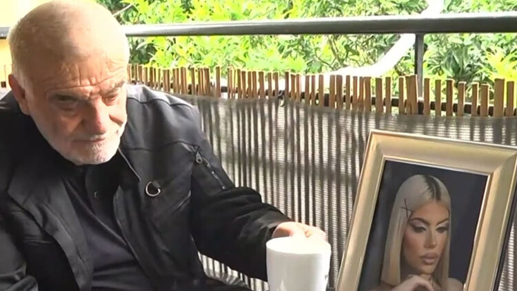 «Τη συμβούλευα, την καμάρωνα, δεν μπορώ να το αντέξω»: Συγκλονισμένος ο πατέρας της Μυρτώς μετά το τρισάγιο στην Κεφαλονιά