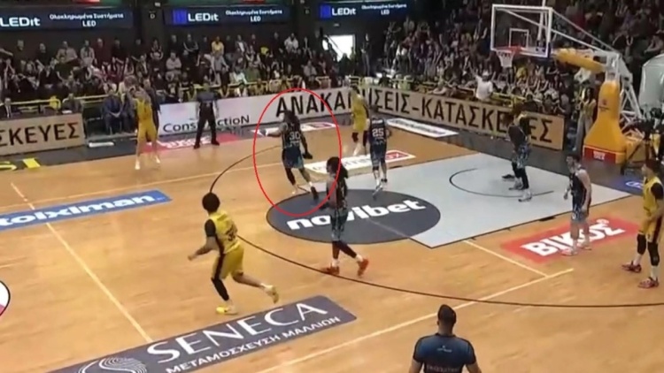 Μαρούσι - Κολοσσός: Τρομερό σκηνικό με Άκιν, έπαιζε κρατώντας το παπούτσι στο χέρι του, δείτε βίντεο
