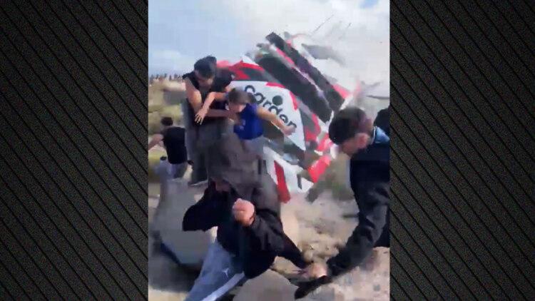 Δείτε βίντεο: Η τρομακτική στιγμή που αγωνιστικό αυτοκίνητο πέφτει πάνω σε θεατές στην Αργεντινή, ένας νεκρός