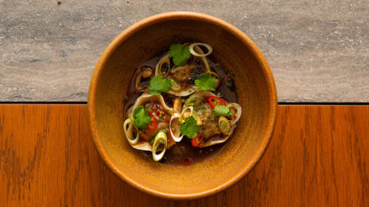 Tο πιάτο της εβδομάδας: Dumpling μοσχαριού με ζωμό, τσίλι και τζίντζερ στο Amphibian