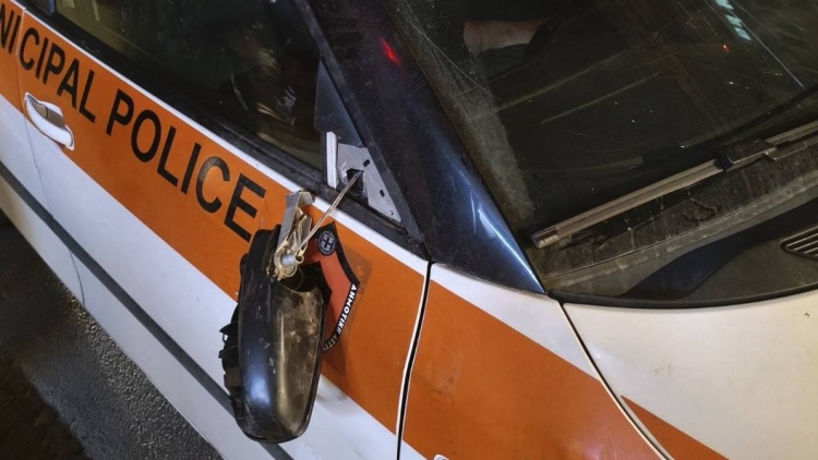 Επίθεση σε όχημα της Δημοτικής Αστυνομίας στα Εξάρχεια, δείτε φωτογραφίες