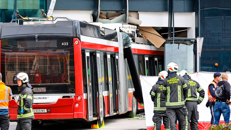 Τραγωδία στο Σάλτσμπουργκ: Λεωφορείο μπούκαρε σε σούπερ μάρκετ, τουλάχιστον ένας νεκρός και επτά τραυματίες 