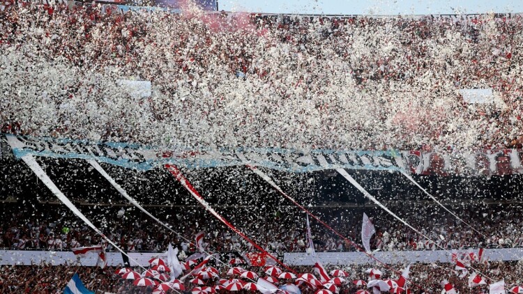 Φαντασμαγορική ατμόσφαιρα στο ντέρμπι Ρίβερ Πλέιτ - Μπόκα Τζούνιορς με 52 τόνους χαρτάκια, δείτε βίντεο και φωτογραφίες
