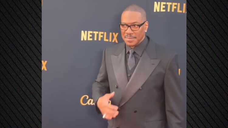 Συγκινημένος ο Έντι Μέρφι έλαβε το 51o βραβείο Συνολικής Προσφοράς για το έργο του: Θα πάω στα παρασκήνια και θα κλάψω