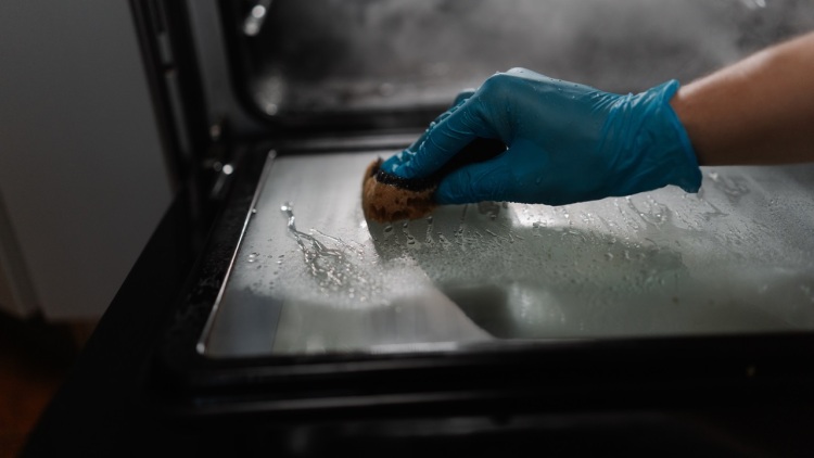 Γιατί το τζάμι του φούρνου δεν καθαρίζει όσο κι αν το τρίβετε;