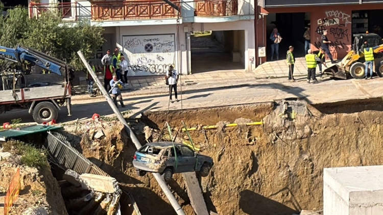 Γερανός έβγαλε από το εργοτάξιο στη Θεσσαλονίκη το αυτοκίνητο που έπεσε μετά την υποχώρηση του τοιχίου, δείτε βίντεο