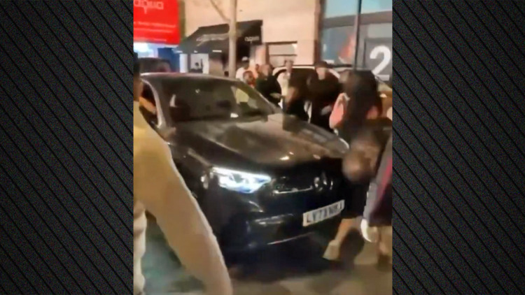 Τρομακτικό βίντεο: Η στιγμή που 29χρονη οδηγός πατάει και τραυματίζει τρεις πεζούς μετά από καυγά στο Λονδίνο