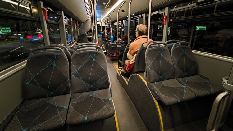 Ηλικιωμένη ξέχασε τσάντα με 30.000 ευρώ, χρυσές λίρες και κοσμήματα μέσα στο λεωφορείο 856 και της επιστράφηκε ανέγγιχτη