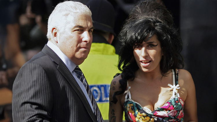 Έιμι Γουάινχαουζ: Ο πατέρας της έχασε τη δίκη με τις δύο φίλες της για την πώληση των προσωπικών της αντικειμένων σε δημοπρασία