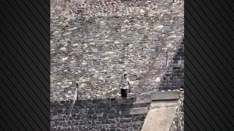 Δείτε βίντεο: Ένοπλος ανοίγει πυρ σε τουριστικό αξιοθέατο στο Μεξικό, μια γυναίκα νεκρή