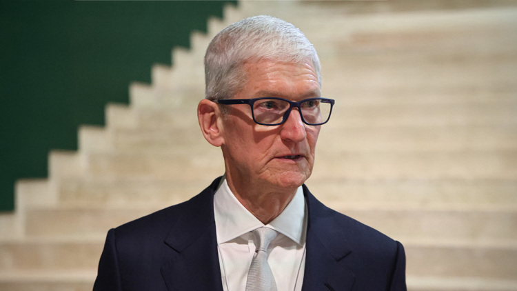 Τέλος εποχής στην Apple: 15 χρόνια απ' όταν διαδέχθηκε τον Στιβ Τζομπς, ο Τιμ Κουκ αποχωρεί από την ηγεσία του τεχνολογικού κολοσσού