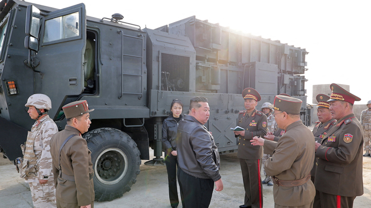 Η Βόρεια Κορέα εκτόξευσε 5 βαλλιστικούς πυραύλους παρουσία του Κιμ Γιονγκ Ουν, δείτε εικόνες