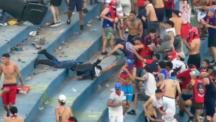 Αγριο ξύλο στο μεγάλο ντέρμπι της Παραγουάης: Οπαδοί πήραν ασπίδα αστυνομικού, έπεσαν σφαίρες καουτσούκ, δείτε βίντεο