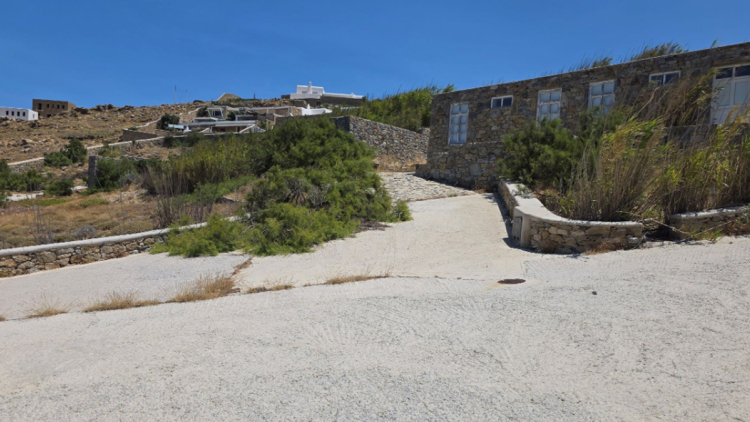 Πλειστηριασμοί: «Καυτή» εβδομάδα, με καπνά, ρόδες, Μύκονο και…Μπάτμαν