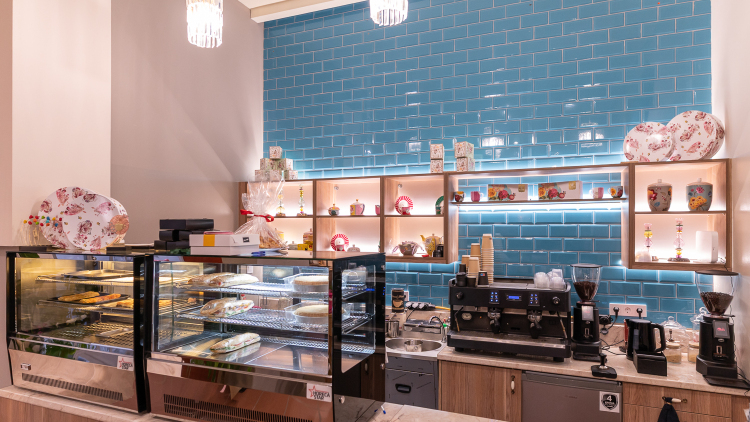 Καφέ «ΠΟΙΚΙΛΗ ΣΤΟΑ» - Το πρώτο Κοινωνικό Καφενείο με εργαζόμενους άτομα με αναπηρία  στο Θριάσιο Πεδίο, με τη στήριξη της HELLENiQ ENERGY