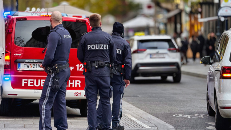 Τραγωδία στο Σάλτσμπουργκ: Λεωφορείο μπούκαρε μέσα σε σούπερ μάρκετ, τουλάχιστον ένας νεκρός και επτά τραυματίες 