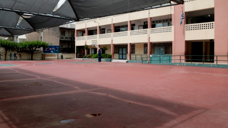 13χρονη έπεσε από μπαλκόνι σχολείου στο Χαϊδάρι, νοσηλεύεται διασωληνωμένη στη ΜΕΘ στο Αττικό