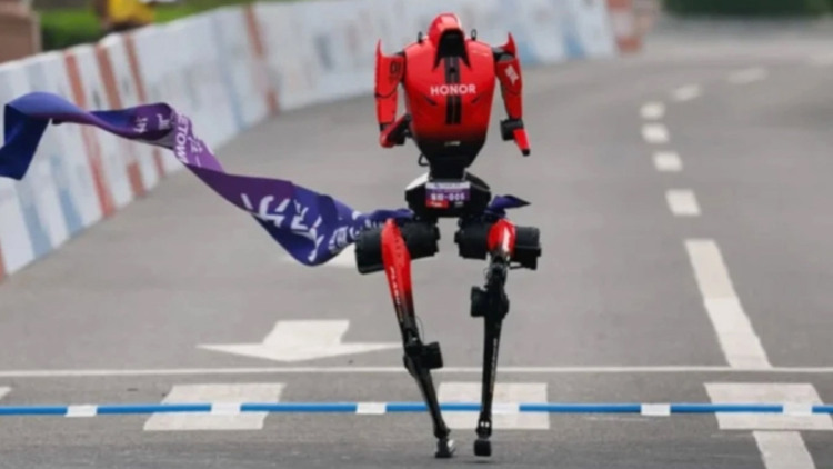 Ιστορική στιγμή στην Κίνα: Ρομπότ έσπασε το παγκόσμιο ρεκόρ Ημιμαραθωνίου κατά επτά λεπτά