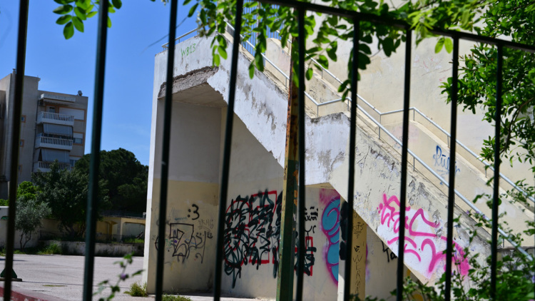 «Είδα σοβάδες, όχι σπασμένο κάγκελο», λέει ο γγ του υπ. Παιδείας για το μπαλκόνι του σχολείου που έπεσε η 13χρονη στο Χαϊδάρι