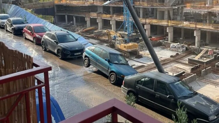 Θεσσαλονίκη: Υποχώρησε τοιχίο κατά τη διάρκεια εργασιών, η στιγμή που αυτοκίνητο πέφτει στο κενό