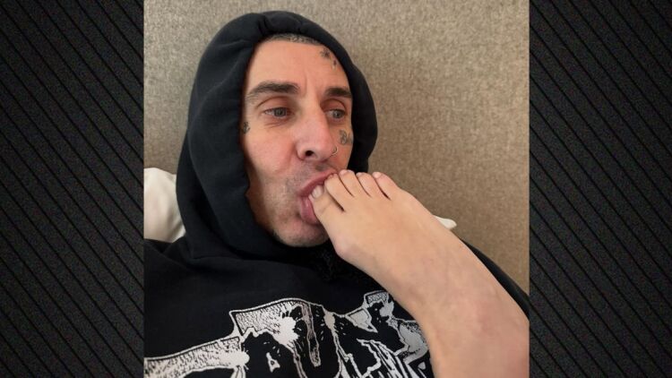 Ο Τράβις Μπάρκερ ευχήθηκε στην Κόρτνεϊ Καρντάσιαν για τα γενέθλιά της με μία φωτογραφία που της έγλειφε τα δάχτυλα του ποδιού της