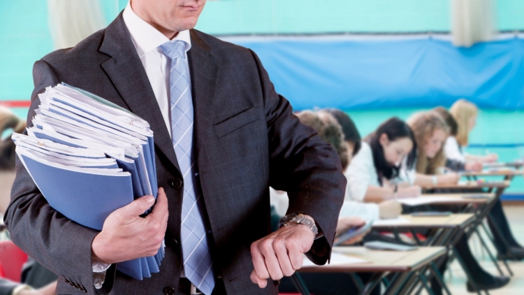 Έρευνα στη Μεγάλη Βρετανία: Σχολεία προσανατολισμένα στις εξετάσεις αφήνουν τους μαθητές απροετοίμαστους για την αγορά εργασίας
