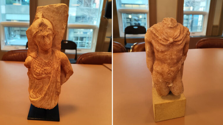 Πέντε αρχαιότητες επιστρέφουν στην Ελλάδα από το Σικάγο: Ανάμεσά τους ένα ακέφαλο άγαλμα του Ερμή και ένα ανάγλυφο της θεάς Aθηνάς