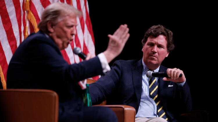 «Μετάνιωσα που τον στήριξα και τώρα βασανίζομαι» λέει τώρα ο Τάκερ Κάρλσον για τον Τραμπ