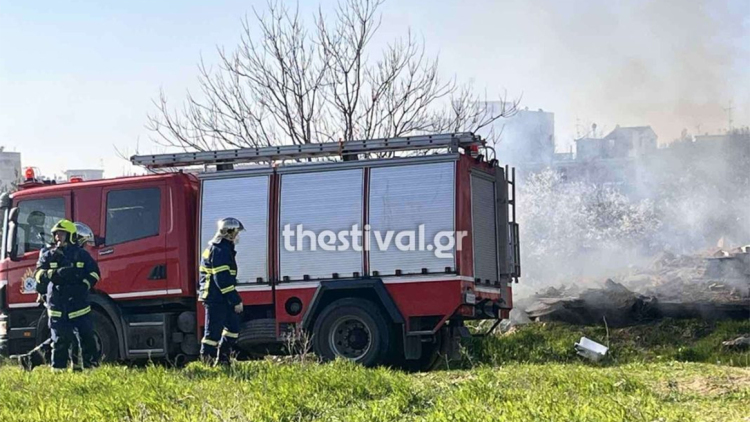 Φωτιά σε εταιρεία ανακύκλωσης στη Θεσσαλονίκη, επιχειρούν 12 πυροσβέστες με τέσσερα οχήματα
