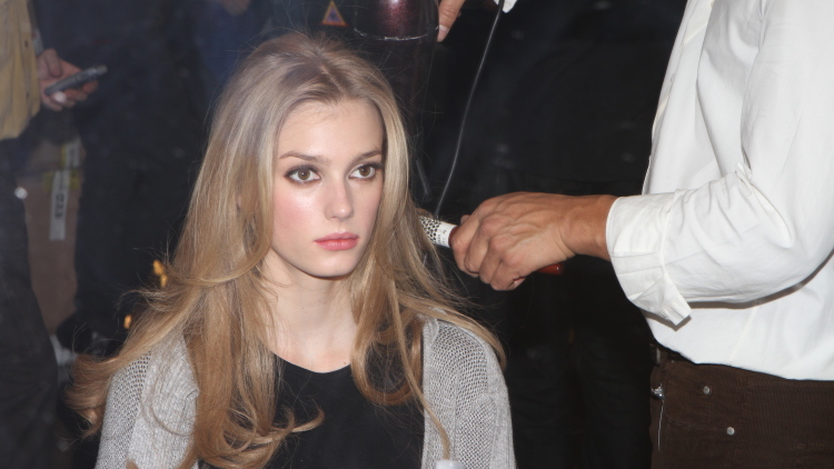 Η δύναμη των μαλλιών: Πώς ένα ωραίο χτένισμα μπορεί να μας φτιάξει τη διάθεση
