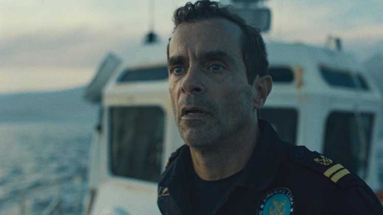 Ο Κωνσταντίνος Μαρκουλάκης στο Marie Claire, για τον αληθινό Έλληνα λιμενικό-διασώστη χιλιάδων ανθρώπων που ενέπνευσε την ερμηνεία του σε διεθνή παραγωγή