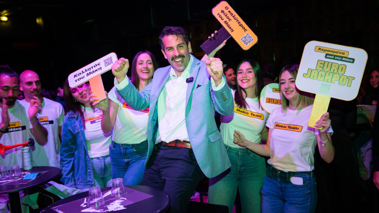 Ο Μάκης που κέρδισε το Eurojackpot «ξαναχτυπά»! Απρόσμενη νυχτερινή εμφάνιση στο Fuzz Club με κέρασμα για όλους τους θαμώνες (vid.) 
