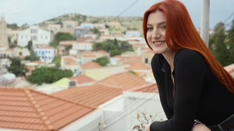 Άφησε την οικογένειά της για την Χάλκη: Αναπληρώτρια εκπαιδευτικός διδάσκει αγγλικά στο νησί και δηλώνει πως «η μοίρα με έφερε εδώ»