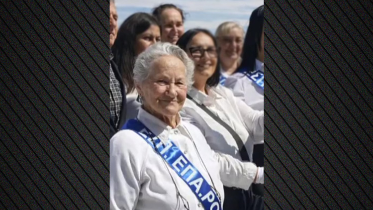 Μαθήτρια Λυκείου 82 ετών με έξι εγγόνια παρέλασε στη Ρόδο, επόμενος στόχος το πανεπιστήμιο