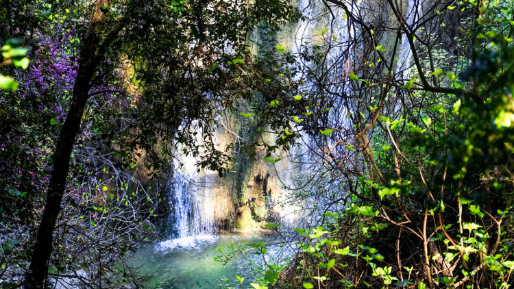 Ένα παραμυθένιο σκηνικό: Οι εντυπωσιακοί καταρράκτες των Νυμφών που μαγεύουν τους επισκέπτες, δείτε εικόνες