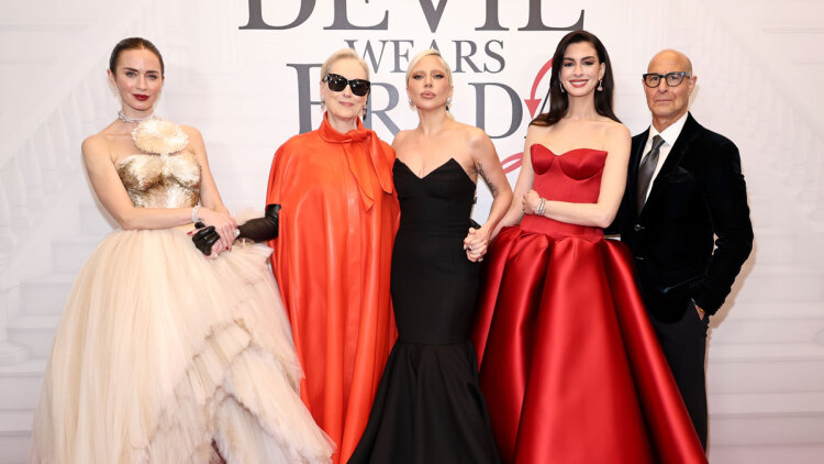 Ο Διάβολος φοράει Prada 2: Η εντυπωσιακή τουαλέτα της Αν Χάθαγουεϊ, η κάπα της Μέριλ Στριπ και το γοργονέ φόρεμα της Lady Gaga στην πρεμιέρα