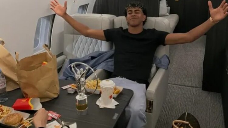 Λαμίν Γιαμάλ: Γιόρτασε το βραβείο του καλύτερου νέου αθλητή της χρονιάς με γεύμα από τα... McDonalds, δείτε βίντεο