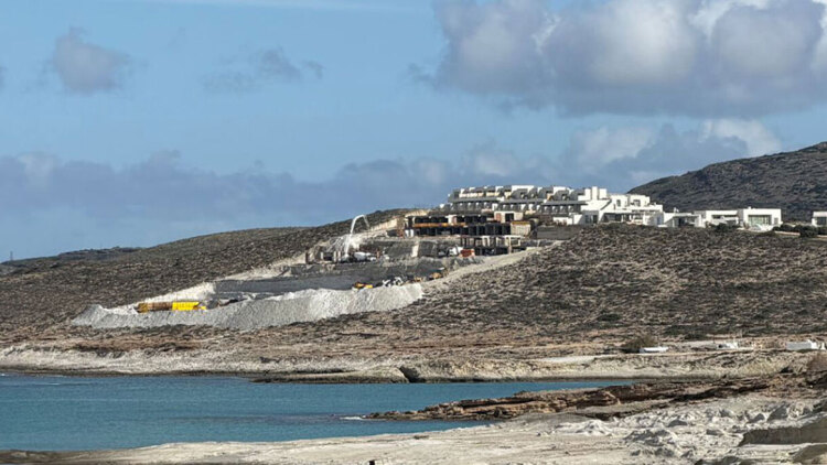 Mήλος: Το ΣτΕ παγώνει προσωρινά τις κατασκευές για 128 νέες πισίνες στο πεντάστερο ξενοδοχείο