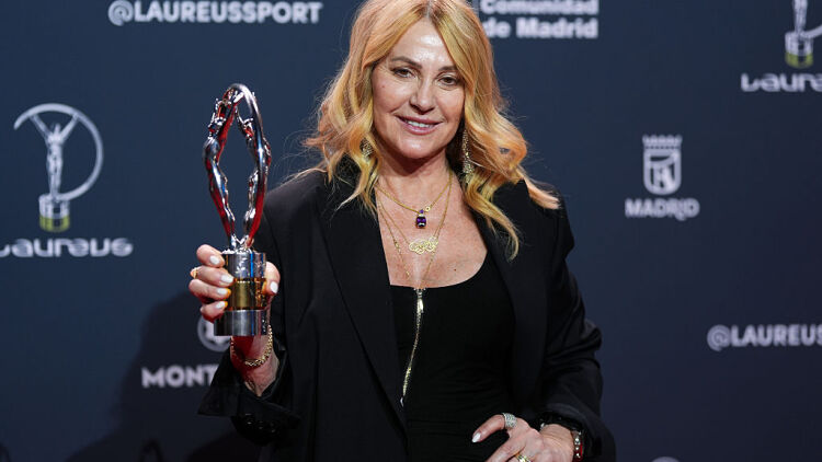 «Στους ζυγούς δεν είχα τόσο άγχος»: Η Νάντια Κομανέτσι πήρε βραβείο για τα επιτεύγματα ζωής - Το απένειμε η Σιμόν Μπάιλς (βίντεο)