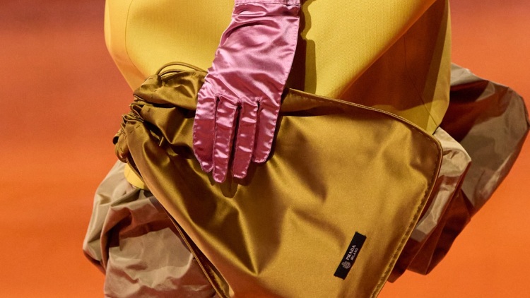 Η σατέν τσάντα είναι το πιο κομψό αξεσουάρ της σεζόν
