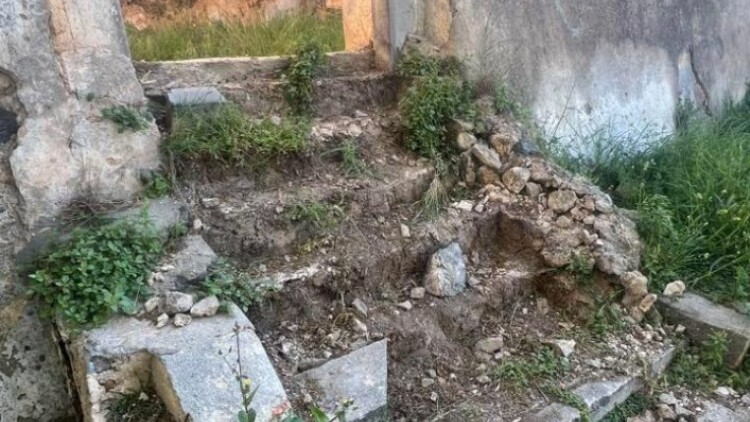 Έκλεψαν τα σκαλοπάτια του ιστορικού Αρρεναγωγείου στο Βραχάσι Αγίου Νικολάου