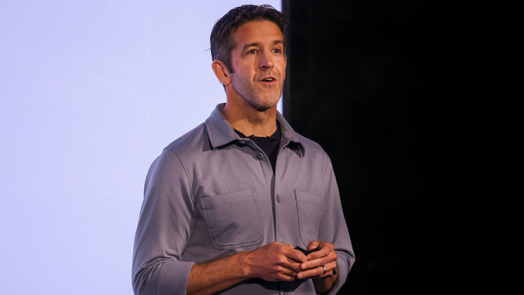 Ποιος είναι ο Τζον Τέρνους, ο νέος CEO της Apple: Ο μηχανικός που αναλαμβάνει την εταιρεία των 4 τρισ. δολαρίων