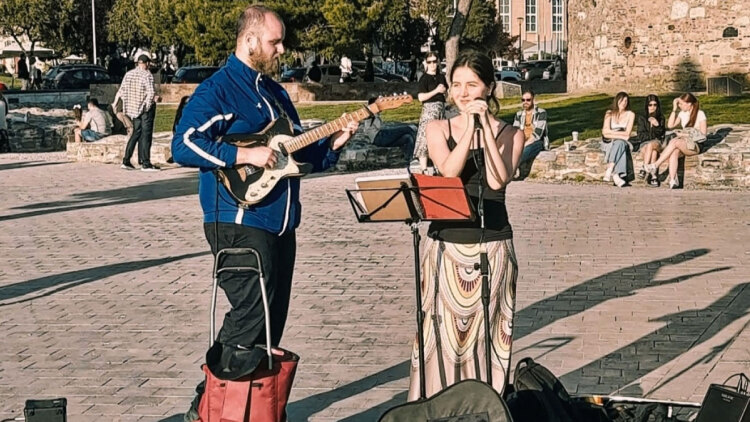 Θεσσαλονίκη: Θα διαγραφεί το πρόστιμο των 300 ευρώ στους μουσικούς του δρόμου μετά από συνάντηση με τον Δήμο