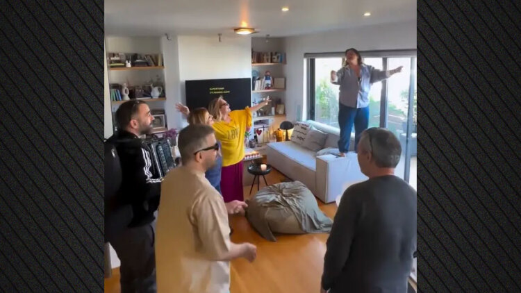 Χρήστος Χατζηπαναγιώτης: Η «συναυλία» από Βίκυ Σταυροπούλου, Μαρία Καβογιάννη και Δανάη Μπάρκα για τα γενέθλιά του, τραγούδησαν και Μπέμπα Μπλανς, δείτε βίντεο