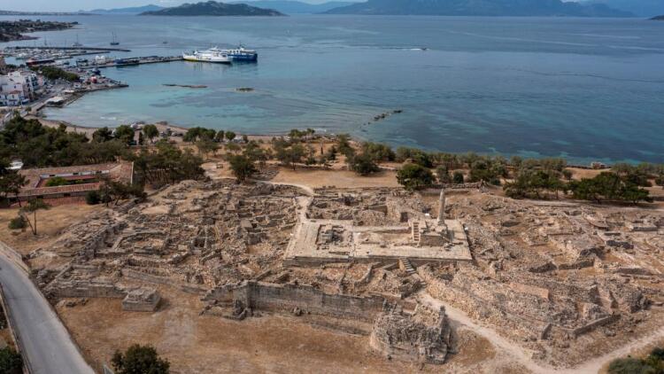 Αίγινα: Αρχαία κοσμήματα ανακαλύφθηκαν στον λόφο της Κολώνας - Δείτε φωτογραφίες