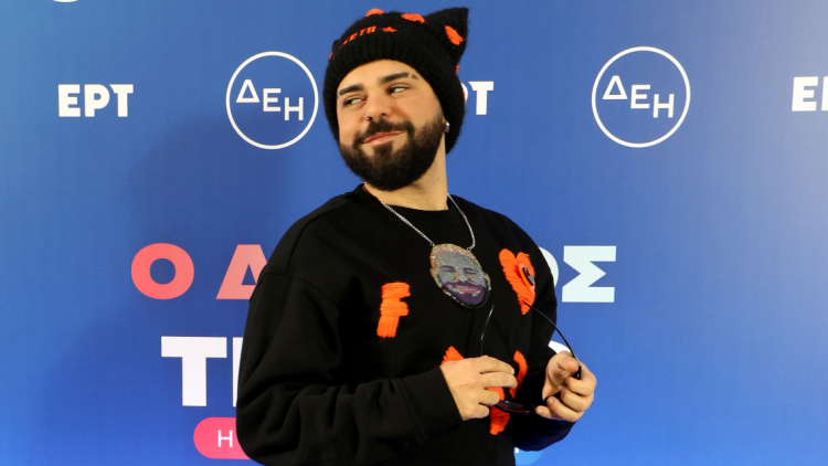 Ακύλας: Με αβαντάζ το χειλόφωνο στη σκηνή της Eurovision - Τι κρύβεται πίσω από τις εξτραβαγκάντ εμφανίσεις του
