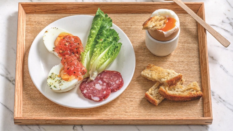 Αυγά βραστά με τριμμένη ντομάτα, σαλάμι Λευκάδος και μαντζουράνα
